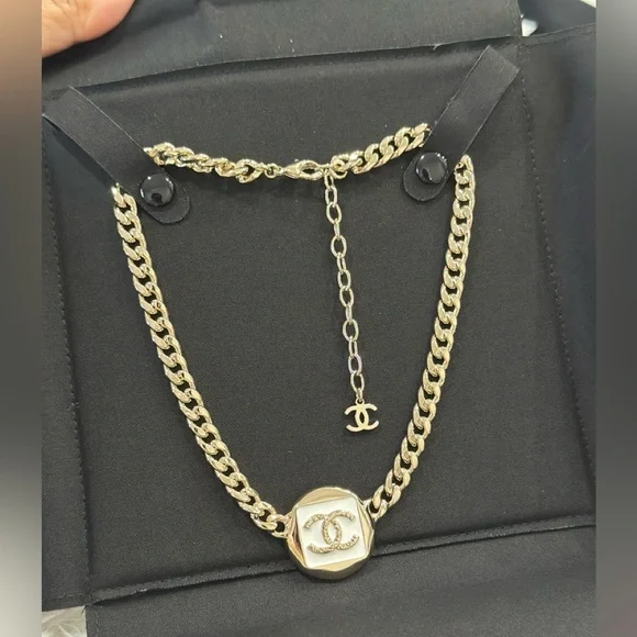 CHANEL CC LOGO GOLD CHOKER - Picture 2 of 4